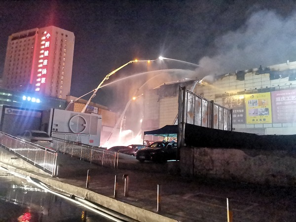 南京消防通報(bào)金盛商場火災(zāi):明火于凌晨撲滅未造成傷亡